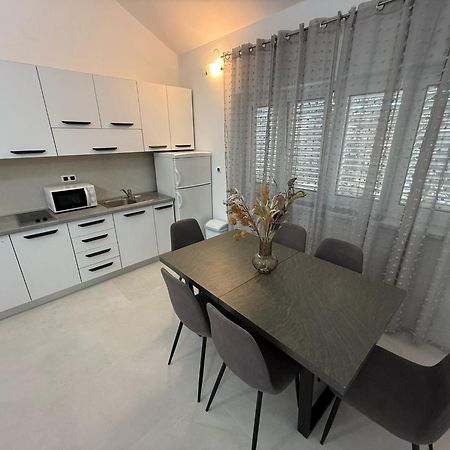 Apartments Andela Петрчане Экстерьер фото